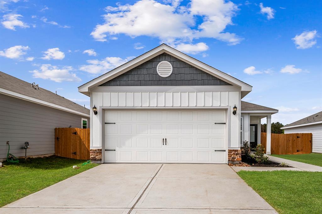 16445 Blossom Grv Dr in Conroe, TX - Building Photo