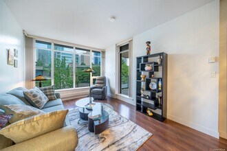 2077 Rosser Ave in Burnaby, BC - Building Photo - Building Photo