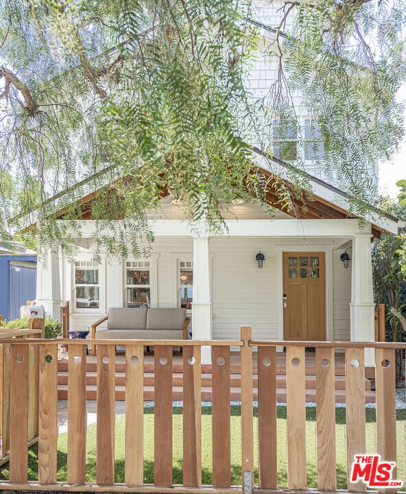 825 Superba Ave in Los Angeles, CA - Building Photo