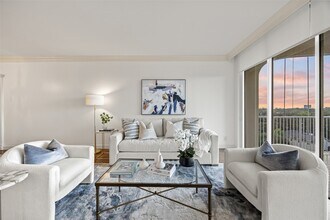 3711 San Felipe St in Houston, TX - Building Photo - Building Photo