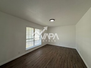 551 Bertetti Dr in San Antonio, TX - Foto de edificio - Building Photo