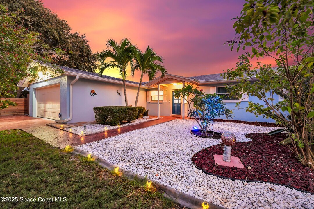 363 Harbor Dr in Cape Canaveral, FL - Building Photo