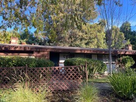 500 W Middlefield Rd in Mountain View, CA - Building Photo