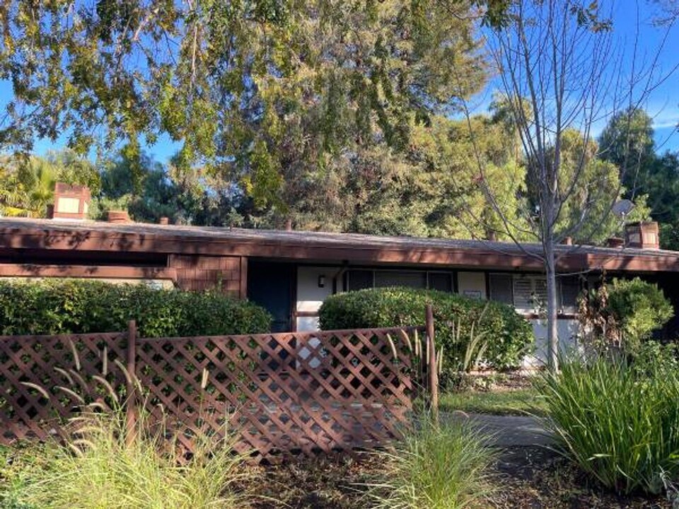 500 W Middlefield Rd in Mountain View, CA - Foto de edificio