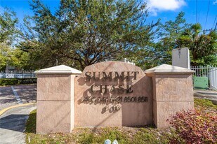 8501 NW 8th St in Miami, FL - Building Photo