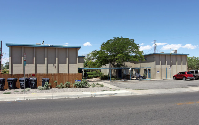 1117 Girard Blvd SE in Albuquerque, NM - Building Photo - Building Photo