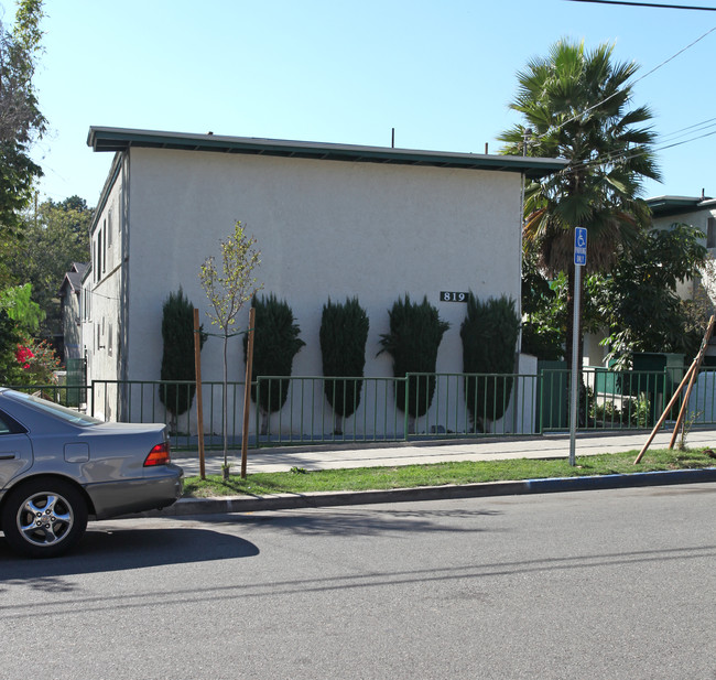 823 Kensington Rd in Los Angeles, CA - Foto de edificio - Building Photo