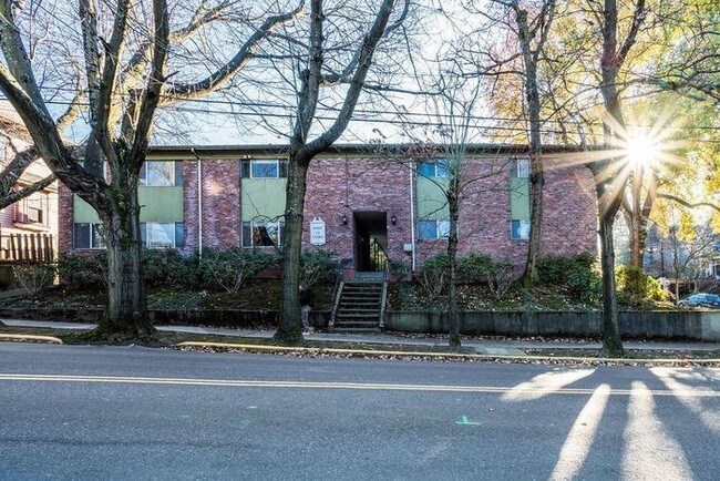 1800 SE Stark St in Portland, OR - Building Photo - Building Photo