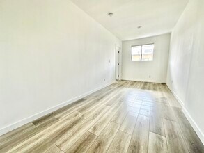 318 S Mariposa Ave in Los Angeles, CA - Foto de edificio - Building Photo