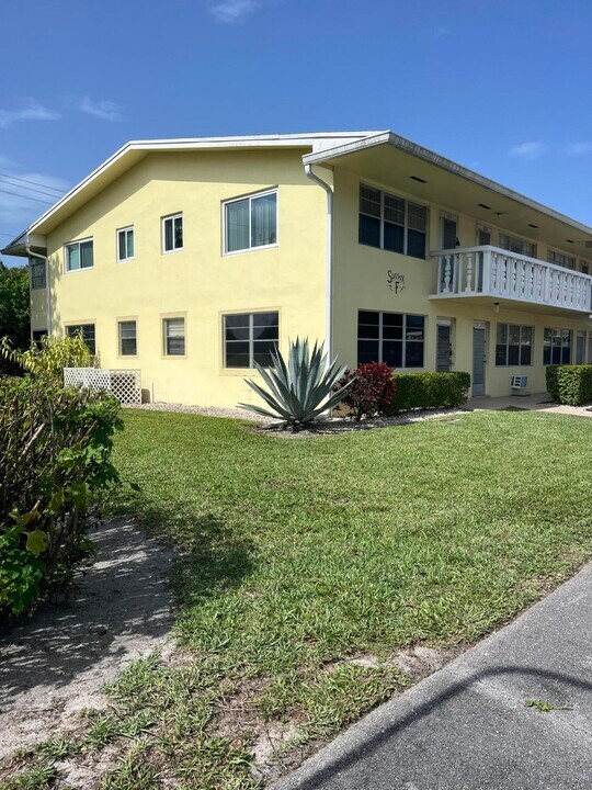 111 Sussex F in West Palm Beach, FL - Building Photo