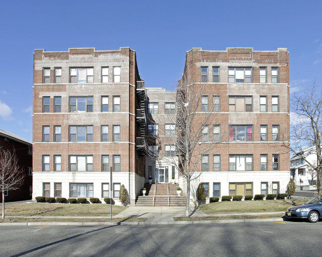 Columbia Court in Lyndhurst, NJ - Building Photo - Building Photo