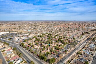 2554 Olive in Palmdale, CA - Foto de edificio - Building Photo