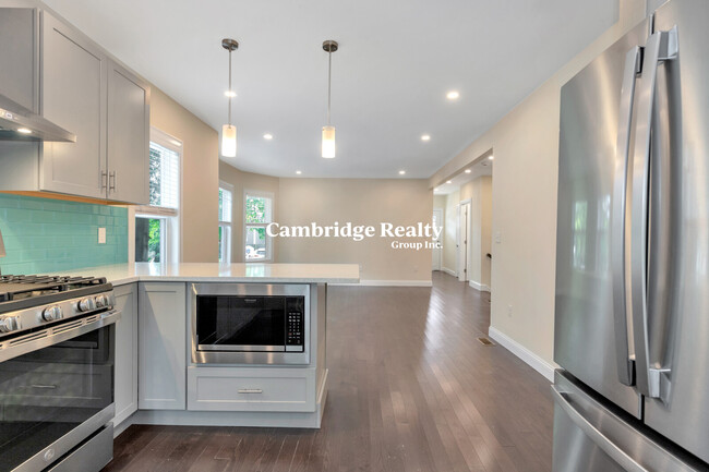 161 4th St, Unit 1 in Medford, MA - Building Photo - Building Photo