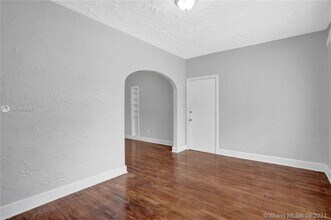 935 Catalonia Ave-Unit -2 in Coral Gables, FL - Foto de edificio - Building Photo