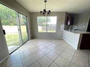 1002 Richmond Dr in Ennis, TX - Foto de edificio - Building Photo