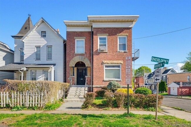 property at 22 Overlook Pl