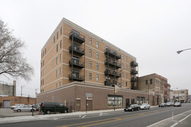 740 N Milwaukee Ave in Chicago, IL - Foto de edificio - Building Photo