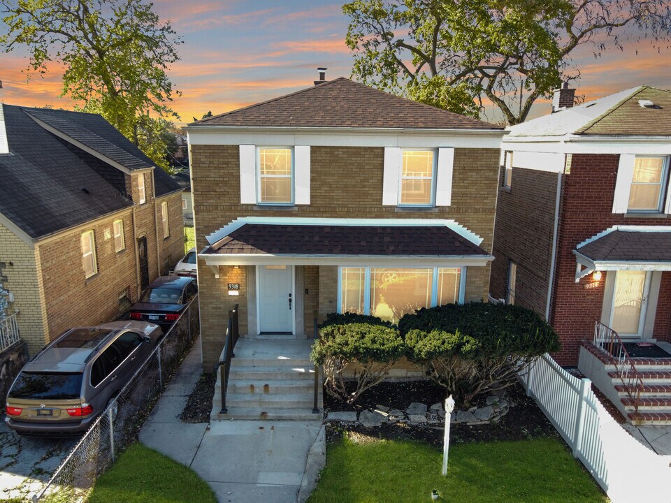 9318 S Aberdeen St in Chicago, IL - Building Photo