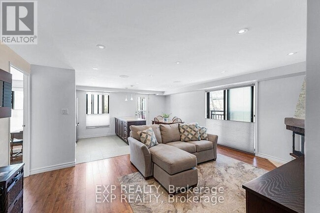 15390 Yonge St in Aurora, ON - Building Photo - Building Photo