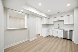 5200 Keller Springs Rd in Dallas, TX - Building Photo