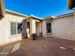 2882 E Derringer Way, Unit 301 in Gilbert, AZ - Building Photo - Building Photo