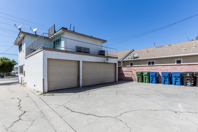 614 S Inglewood Ave in Inglewood, CA - Building Photo - Building Photo