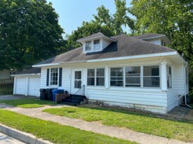 208 E Front St in South Whitley, IN - Building Photo
