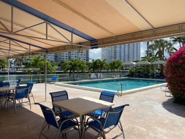 220 Kings Point Dr in Sunny Isles Beach, FL - Foto de edificio