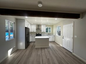 1720 S Maple St in Escondido, CA - Foto de edificio - Building Photo