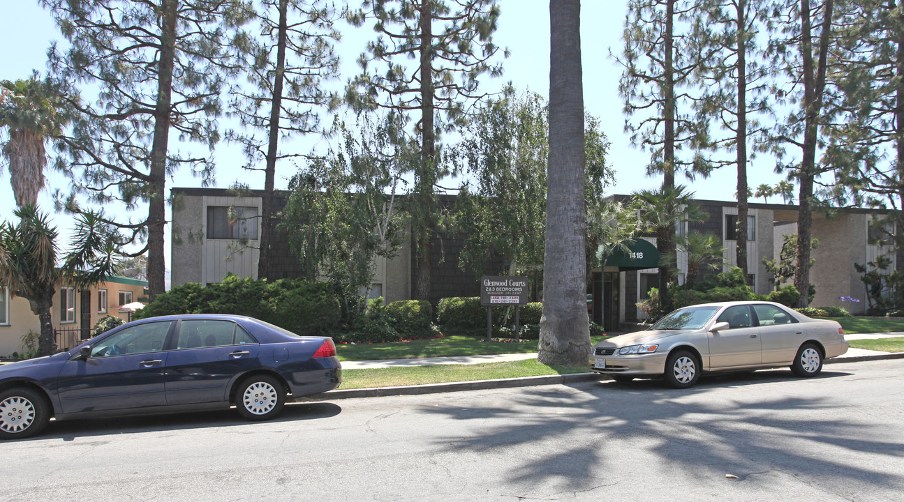 Glenwood Court in Glendale, CA - Foto de edificio