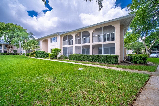 13810 Oneida Dr in Delray Beach, FL - Building Photo - Building Photo