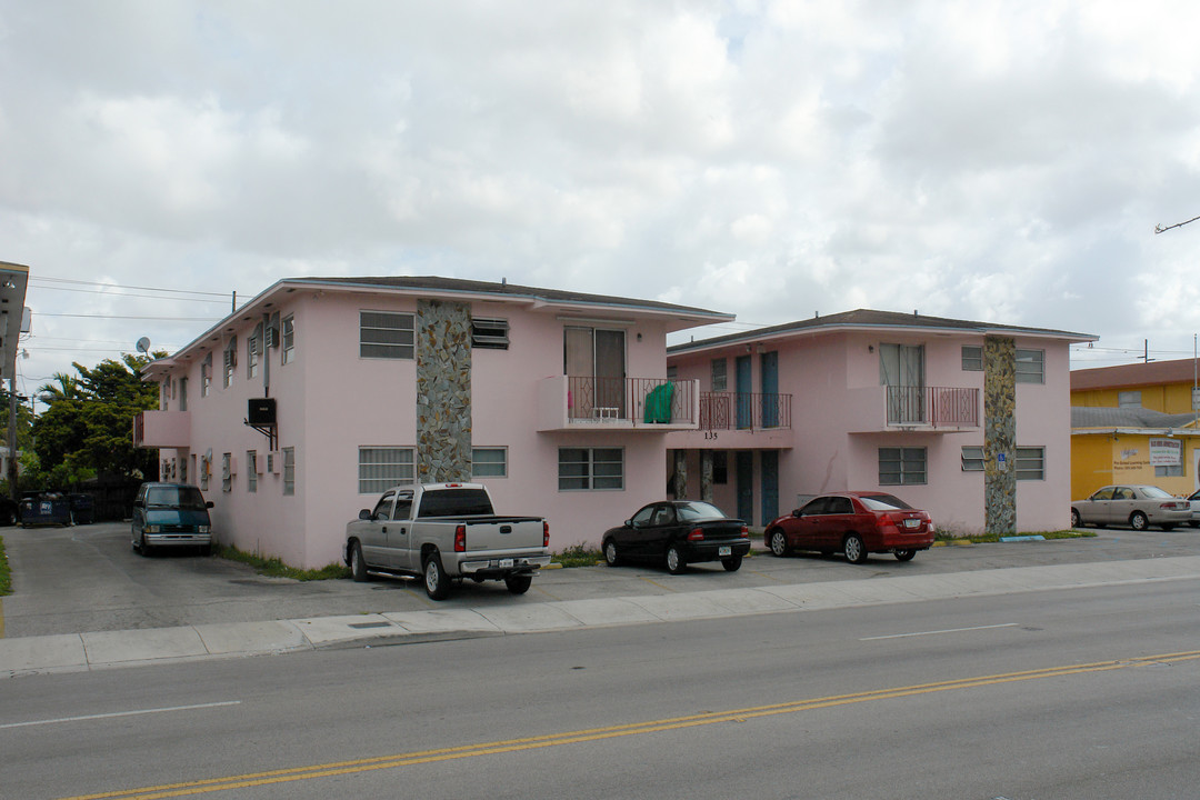 135 E 9th St in Hialeah, FL - Foto de edificio