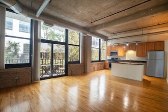 210 S Desplaines St, Unit 205 in Chicago, IL - Building Photo - Building Photo