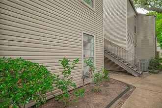 9707 Richmond Ave. in Houston, TX - Foto de edificio - Building Photo