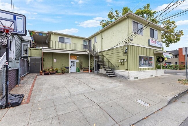 901 Central Ave in Alameda, CA - Foto de edificio - Building Photo