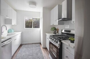 937 N Orange Grove Ave in Los Angeles, CA - Building Photo