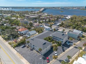 102 S Peninsula Dr in Daytona Beach, FL - Foto de edificio - Building Photo