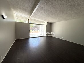 5232 Overbrook Way in Sacramento, CA - Building Photo - Building Photo