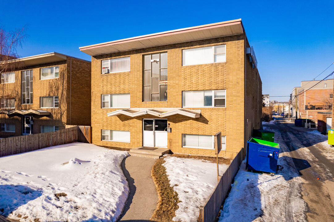 1711 Mount Royal Apartments in Calgary, AB - Building Photo