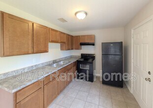 7818 Caxton Cir W in Jacksonville, FL - Building Photo - Building Photo