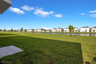 12331 Amber Waves Rd in Lehigh Acres, FL - Foto de edificio - Building Photo