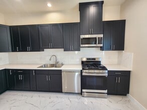 10926 Olinda St in Sun Valley, CA - Building Photo - Building Photo