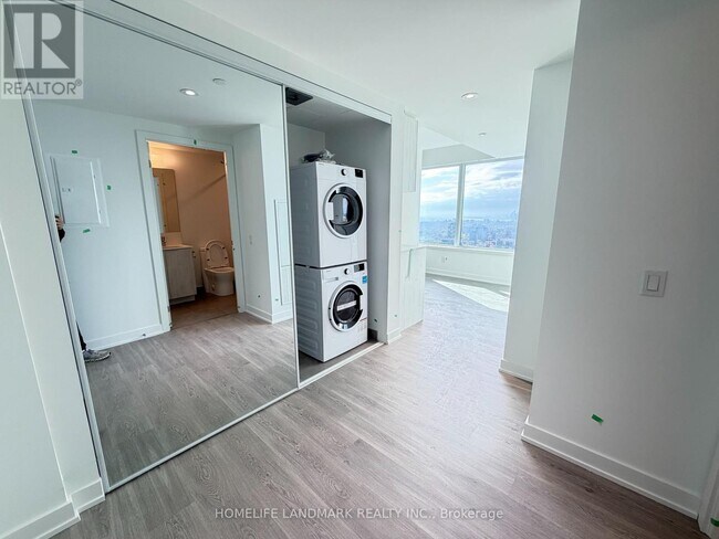 8 Wellesley St W in Toronto, ON - Building Photo - Building Photo