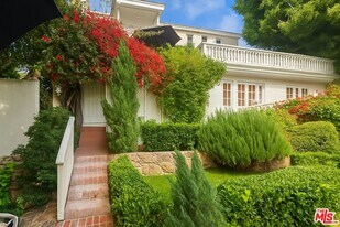 8296 Presson Pl in Los Angeles, CA - Building Photo