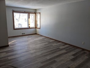 425 Commodore Dr in Mankato, MN - Building Photo - Building Photo