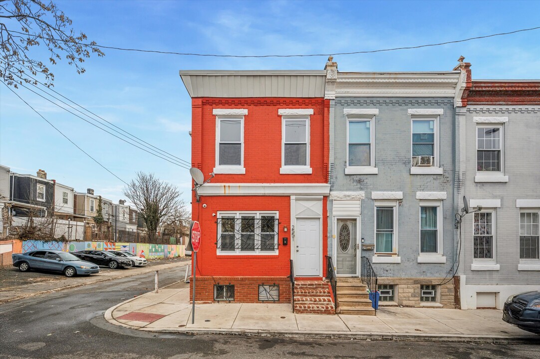 2551 N Douglas St in Philadelphia, PA - Building Photo