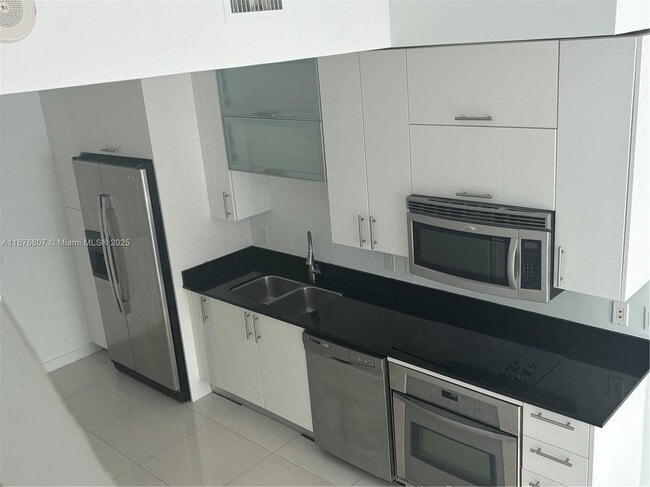 60 SW 13th St in Miami, FL - Building Photo - Building Photo