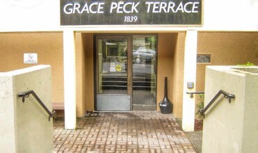 Grace Peck Terrace in Portland, OR - Foto de edificio - Building Photo