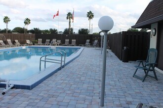 3680 Barna Ave, Unit 220 in Titusville, FL - Foto de edificio - Building Photo