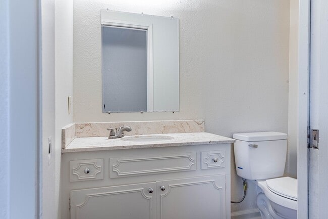 805 Tully Rd in Modesto, CA - Building Photo - Building Photo